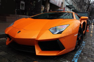 Kiev, Ukrayna; 1 Temmuz 2012; Lamborghini Aventador sokaklarda. Araba. Turuncu. Şehir. Lüks. Ayarlama. Supercar. Yağmurda araba. Yağmur damlaları. Editoryal fotoğraf.