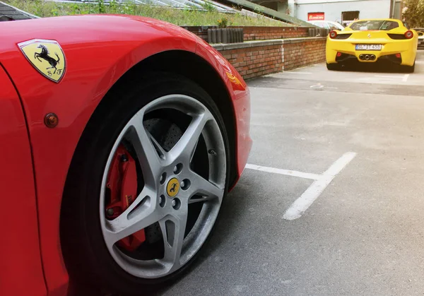 Kiev, Ucrânia; 10 de abril de 2014. Dois Ferrari 458 Italia. Carro. Karbon. Corrida. Luxuoso. A afinar. Supercarro. Foto editorial . — Fotografia de Stock