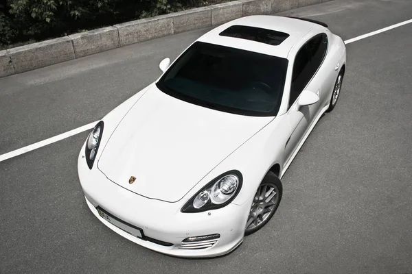Kyiv, Ukraine, June 25, 2015; White Porsche. Porsche Panamera. Editorial photo. — Stock Photo, Image