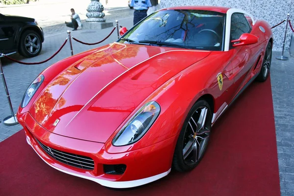 Киев, Украина, 13 июля 2015 г. Ferrari 599 Алонсо 60F1. Машину Карбон. фары. Роскошно. Настройка. Суперкар. Редакционное фото . — стоковое фото