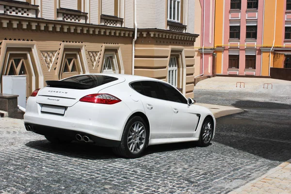 Kiev, Ucrânia, 25 de junho de 2015; Porsche Panamera 4S. Foto editorial — Fotografia de Stock