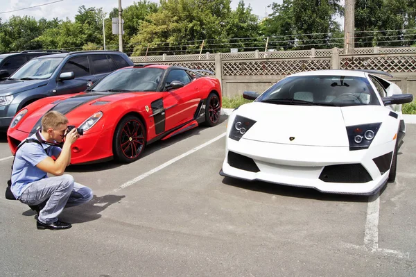 Kijów, Ukraina; 11 kwietnia 2016. Człowiek fotografowanie samochodów. Ferrari 599 Gtb Fiorano Stallone Mansory & Lamborghini Murcielago Imsa. Zdjęcia redakcyjne. — Zdjęcie stockowe