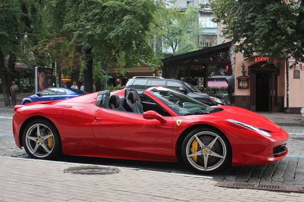 Kiev, Ucrânia; 16 de maio de 2014. Ferrari 458 Spider. Carro. Cidade. A afinar. Supercarro. Itália. Foto editorial . — Fotografia de Stock