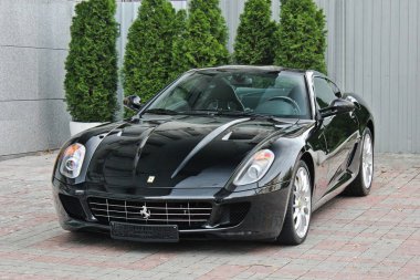 Ukrayna, Kiev; 2 Eylül 2013; Ferrari 599 Gtb Fiorano. Siyah Ferrari bahçede duruyor. Editoryal fotoğraf.