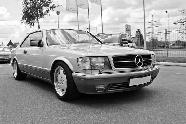 Lviv, Ukraine. May 25, 2011. Mercedes S-Class Coupe (1981-1990). Black and white photo. Editorial photo. — Stock Photo, Image