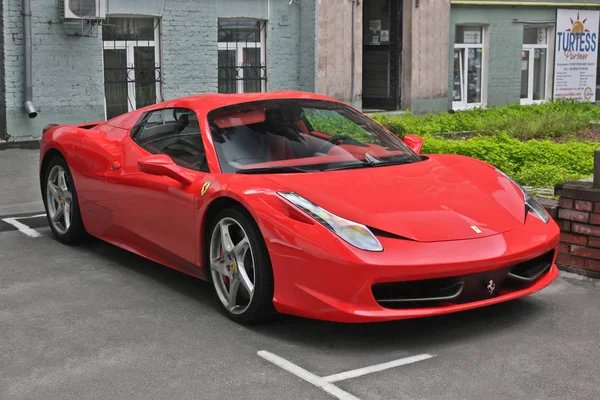 Kiev, Ukraine. 6 juillet 2014 ; Ferrari 458 Italia Dans la ville. Photo éditoriale . — Photo