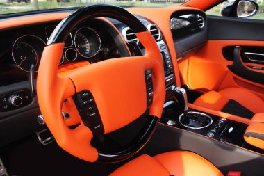  Gösterge panelini gösteren modern bir otomobilin iç görünümü