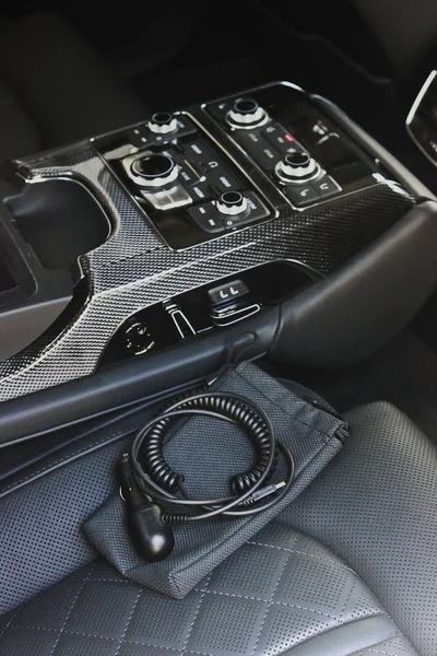 Donkere luxeauto interieur. Tuning. Karbon. Interieur detail — Stockfoto