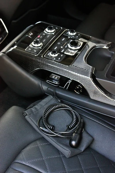 Donkere luxeauto interieur. Tuning. Karbon. Interieur detail — Stockfoto