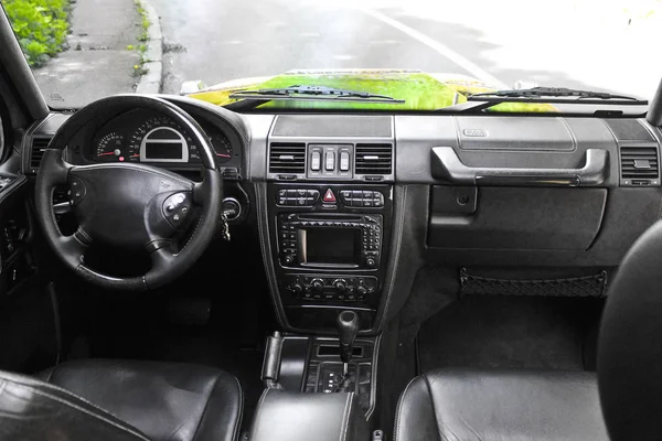 Uitzicht op het interieur van een moderne auto met het dashboard — Stockfoto
