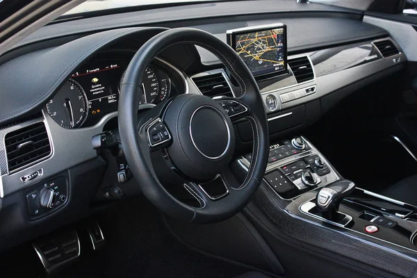 Utsikt över insidan av en modern bil som visar instrumentbrädan — Stockfoto