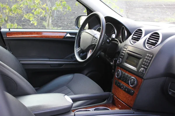 Vista do interior de um automóvel moderno mostrando o painel — Fotografia de Stock