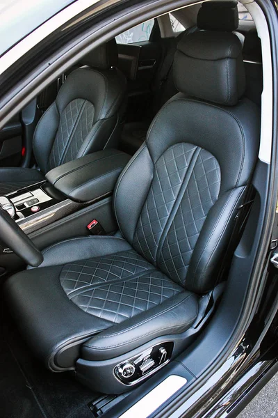 Servicio de lujo interior del coche. Detalles interiores del coche. Los asientos delanteros del coche —  Fotos de Stock