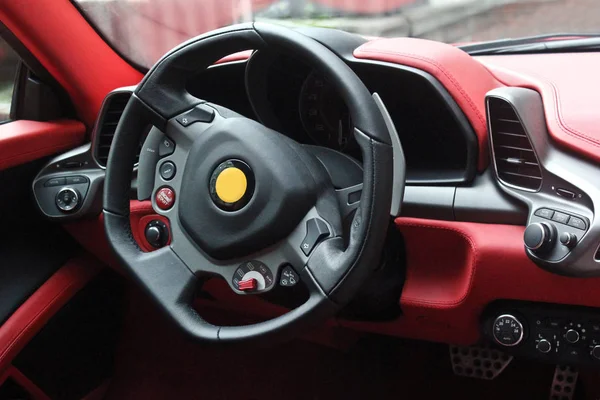 Vista do interior de um automóvel moderno mostrando o painel — Fotografia de Stock