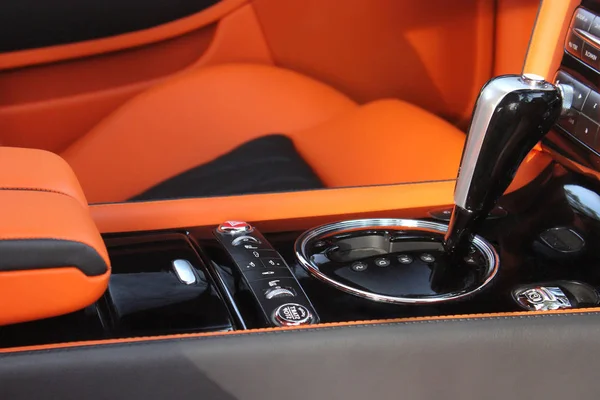 Luxeauto interieur - stuurwiel, verschuiving hefboom en het dashboard — Stockfoto