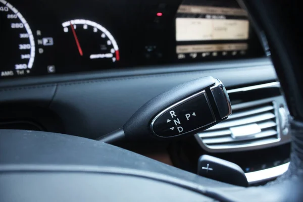 Servicio de lujo interior del coche. Detalles interiores del coche —  Fotos de Stock