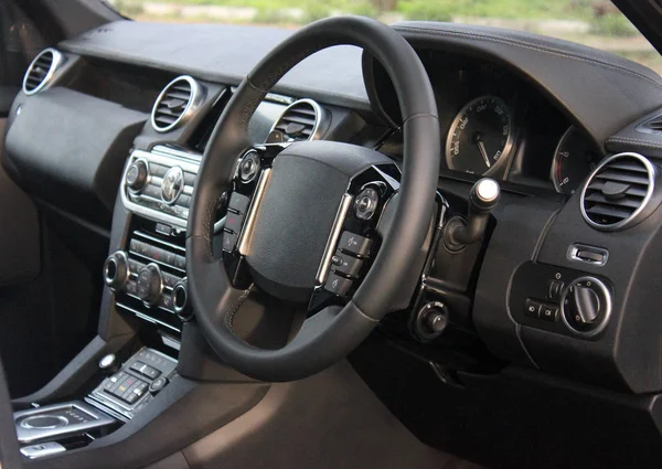 View of the interior of a modern automobile showing the dashboard — Stock Photo, Image