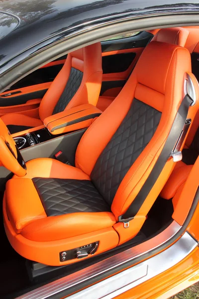 Vorderen Luxus-Autositz. orangefarbener Innenraum. — Stockfoto