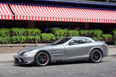 5 Eylül 2017. Kiev - Ukrayna. Şehir Merkezi. Hypercar. Ayarlama. Mercedes-Benz Slr Mclaren 722 Edition. Editoryal fotoğraf.