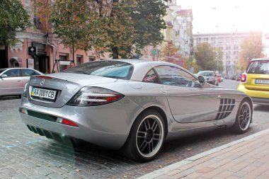 5 Eylül 2017. Kiev - Ukrayna. Şehir Merkezi. Hypercar. Ayarlama. Mercedes-Benz Slr Mclaren 722 Edition. Editoryal fotoğraf.