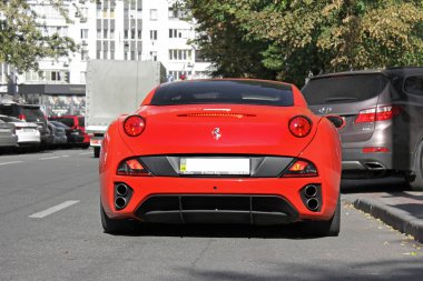 Özel özel supercar şehir merkezinde. Ferrari California. Dikiz zemin sokağın karşı. Sonbahar. Kiev - Ukrayna, Eylül, 2017. Editoryal fotoğraf