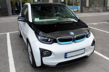 Kiev, Ukrayna. 28 Ağustos 2017. İki renkli araba. Bayi Merkezi Bmw Kiev. Gelecekteki Bmw i3 şehir merkezinde araba. Editoryal fotoğraf