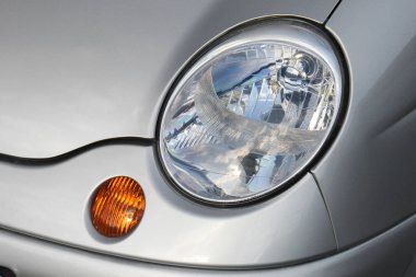 Araba parçası. Araba farlar.