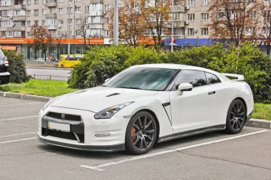 Japon supercar Ukraynalı şehirde. Beyaz Nissan Gtr R35. Evin arka planda Nissan. Sadece editoryal fotoğrafı. Kiev, Ukrayna. Elit alan. 28 Ağustos 2017.