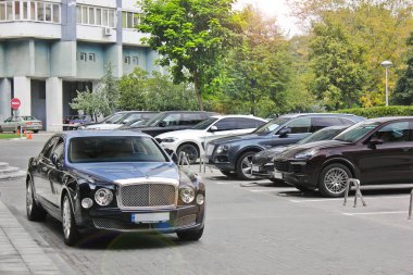Eylül, 2017; Ukrayna, Kiev. Sadece editoryal fotoğrafı. İki tonlu Bentley shopping center yakınındaki. Bentley Mulsanne hız. Kişisel bir limuzin bekliyor. Kraliyet araba. Başkentteki İngiliz araba.