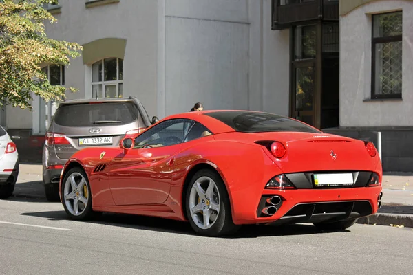 Exkluzív Privát Sportautó Város Központjában Ferrari California Hátsó Nézet Háttérben — Stock Fotó