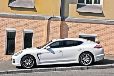 Kiev, Ukrayna - 3 Kasım 2017; Beyaz Porsche Panamera bir özel ev zemin karşı kaldırımda park etmiş. Özel araba