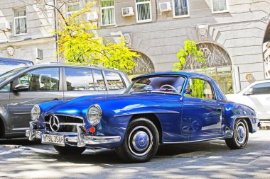 Mercedes-Benz 190 Sl (1959). Kraliyet supercar. Retro araba. Kiev, Ukrayna. 10 Haziran 2017.