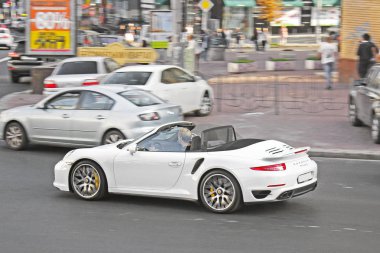 Kiev, Ua - Mayıs, 2017: Porsche 911 Turbo Cabriolet; Özel beyaz üstü açık araba Porsche (Restyling), adam onun supercar kullanıyor