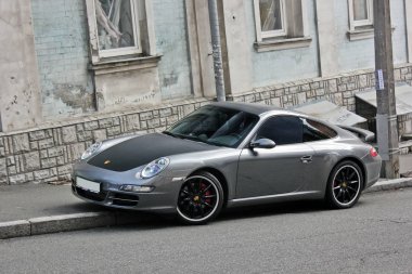 Kiev, Ukrayna - Eylül 2017, Porsche 911 Carrera S, gri supercar eski bir bina arka plan üzerinde şehrin kaldırımda Park