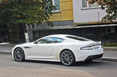 Kiev, Ukrayna - 03.08.17: Aston Martin Dbs, Kiev yerleşim bölgesinde bir otopark üzerinde beyaz İngiliz supercar. Sadece editoryal