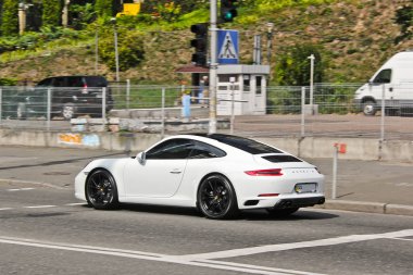 Kiev, Ukrayna - 12 Eylül 2017: Porsche 911 Turbo s Sahibi onun Porsche yol açar. Beyaz bir supercar hareket. Sadece editoryal