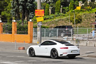 Kiev, Ukrayna - 12 Eylül 2017: Porsche 911 Turbo s Sahibi onun Porsche yol açar. Beyaz bir supercar hareket. Sadece editoryal