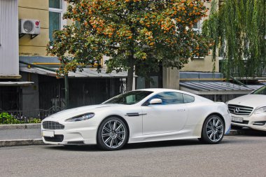 Kiev, Ukrayna - 03.08.17: Aston Martin Dbs, Kiev yerleşim bölgesinde bir otopark üzerinde beyaz İngiliz supercar