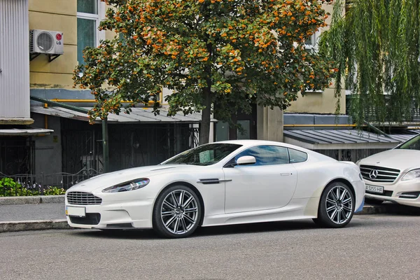 Kijów Ukraina Aston Martin Dbs Biały Brytyjski Supersamochód Parking Dzielnicy — Zdjęcie stockowe