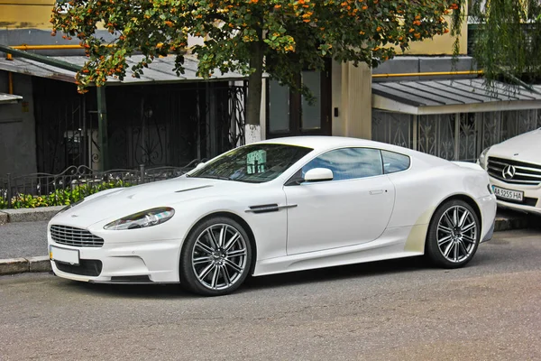 Kiev Ucrânia Aston Martin Dbs Supercarro Britânico Branco Parque Estacionamento — Fotografia de Stock
