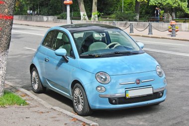 Kiev, Ukrayna - 20 Temmuz, 2017: Fiat 500 park yerinde. Editoryal fotoğraf