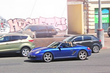 Güzel bir Porsche Boxster ve şehir merkezinde sürmek. Kiev, Ukrayna. 10 Haziran 2017. Editoryal fotoğraf.