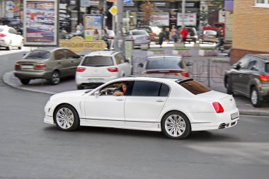 Kiev, Ukrayna; 2017, Eylül; Bentley Continental uçan teşvik Mansory (2008). Özel lüks araba şehir içinde hareket.