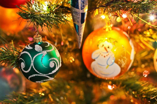 Brinquedos de Ano Novo na árvore de Ano Novo — Fotografia de Stock