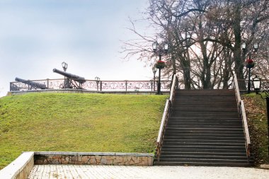 Eski merdiven. Sonbahar Park. Sonbahar parkta renkli yeşillik.