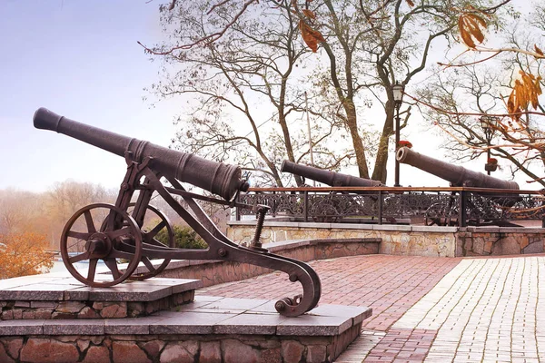 Černý stará děla na kopci. Vojenská zbraň. Stará děla — Stock fotografie