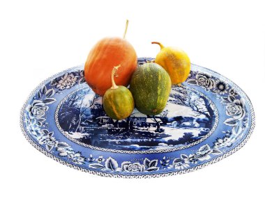 Bir tabakta sebze. Balkabağı. Karpuz. Beyaz izole