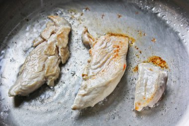 Et bir tencerede kızartılır. Domuz eti. Et. Eti kızartma. 