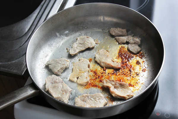 フライパンで肉を揚げた。豚肉。肉。肉を揚げる. — ストック写真