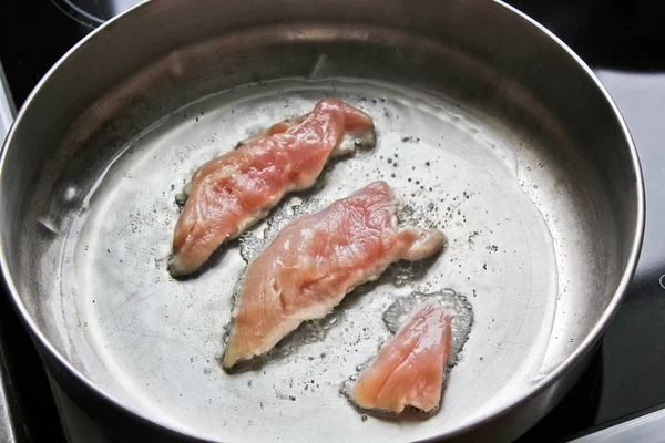 フライパンで肉を揚げた 肉を揚げる — ストック写真